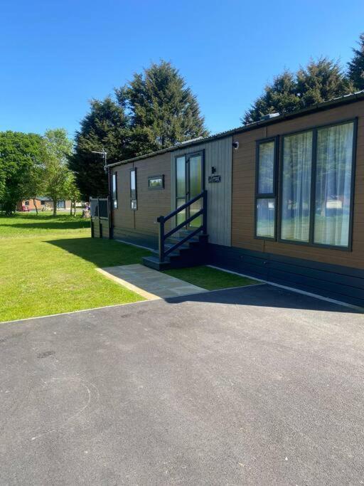 The Kestrel Lodge With Hot Tub York Exterior photo