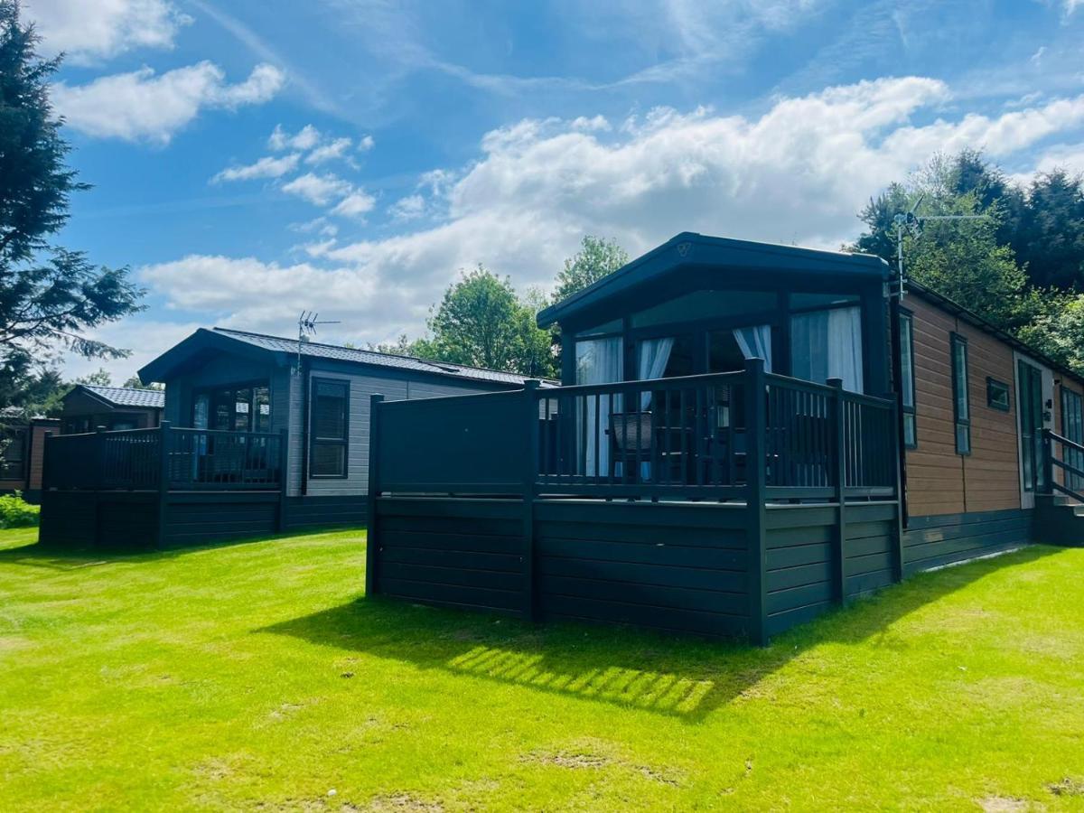 The Kestrel Lodge With Hot Tub York Exterior photo